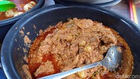 Rendang daging yang disajikan di sini berjenis rendang basah. Penampilannya mirip kalio dengan tekstur daging yang empuk dan berserat. Foto: detikcom