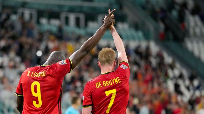 TURIN, ITALY - OCTOBER 07: (BILD OUT) Romelu Lukaku of Belgium celebrates after scoring his teams second goal with Kevin De Bruyne of Belgium during the UEFA Nations League Semi-Final match between the Belgium and France at Juventus Stadium on October 7, 2021 in Turin, Italy. (Photo by Alex Gottschalk/DeFodi Images via Getty Images)