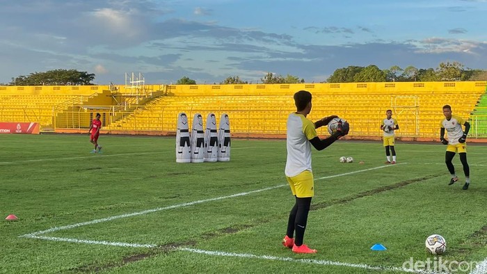 Kiper PSM Makassar menggelar latihan di Stadion Gelora BJ Habibie Parepare jelang lawan Bali United.