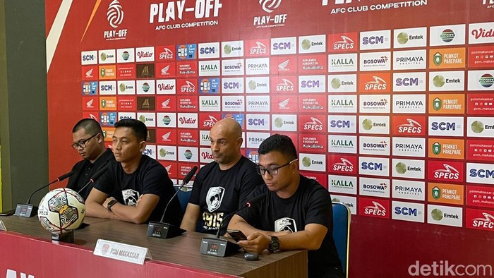 Kiper PSM Makassar Reza Arya Pratama dan Pelatih Bernardo Tavares dalam sesi prescon jelang lawan Bali United.