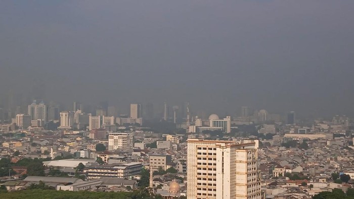 Kondisi langit Jakarta difoto dari Kemayoran pada 7 Juni 2023, pukul 07.48 WIB