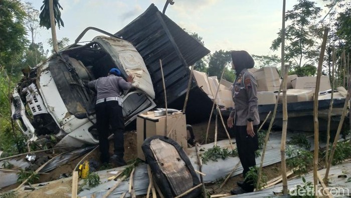 Kondisi truk boks yang kecelakaan di Ketep, Kecamatan Sawangan, Kabupaten Magelang, Jumat (9/6/2023).