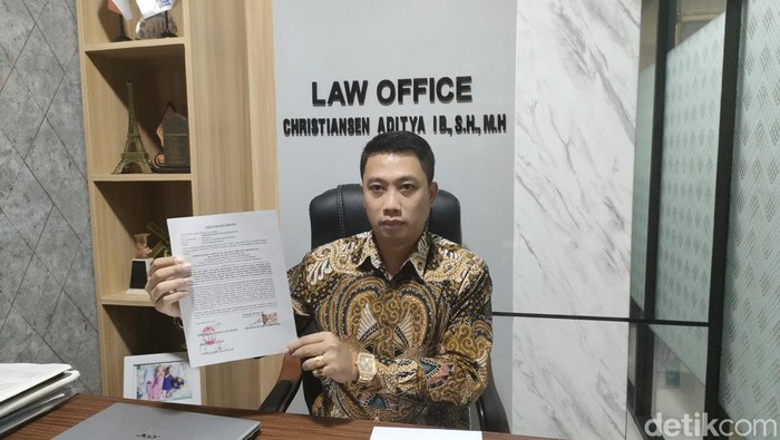 Kuasa hukum PT Galang Insan Nusantara, Christiansen Aditya menunjukkan surat kuasa dari kliennya terkait curhat subkontraktor soal biaya proyek Masjid Sheikh Zayed Solo, Jumat (9/6/2023).