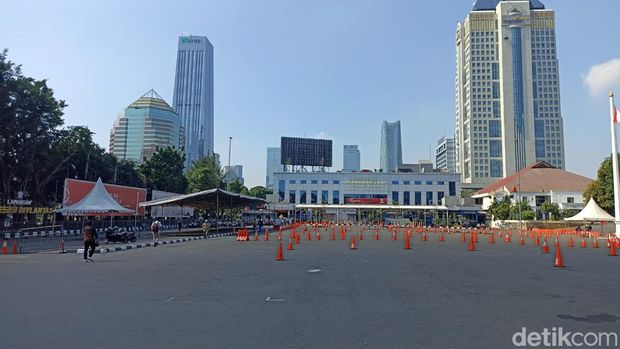 Lalu lintas Jalan Gatot Subroto macet imbas parkiran Polda Metro ditutup, Jumat (9/6/2023) pagi ini.