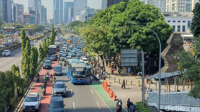 Lalu lintas Jalan Gatot Subroto macet imbas parkiran Polda Metro ditutup, Jumat (9/6/2023) pagi ini.