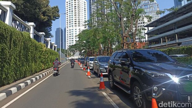 Lalu lintas Jalan Gatot Subroto macet imbas parkiran Polda Metro ditutup, Jumat (9/6/2023) pagi ini.