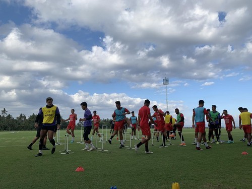 Para pemain latihan di training center Bali United di Pantai Purnama, Gianyar.