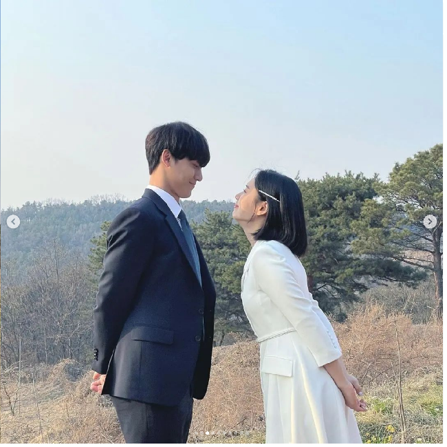 Akting Lee Do Hyun di The Good Bad Mother jadi sorotan karena dia mampu bermain apik sebagai Choi Kang Ho baik itu saat berperan sebagai jaksa dan ketika sosok yang diperankannya hilang ingatan dan kembali jadi anak-anak berusia tujuh tahun. Do Hyun dan lawan mainnya Ahn Eun Jin tampil apik sebagai pasangan kekasih. Foto: Dok. Instagram JTBC, Netflix