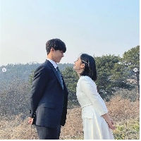 Akting Lee Do Hyun di The Good Bad Mother jadi sorotan karena dia mampu bermain apik sebagai Choi Kang Ho baik itu saat berperan sebagai jaksa dan ketika sosok yang diperankannya hilang ingatan dan kembali jadi anak-anak berusia tujuh tahun. Do Hyun dan lawan mainnya Ahn Eun Jin tampil apik sebagai pasangan kekasih. Foto: Dok. Instagram JTBC, Netflix