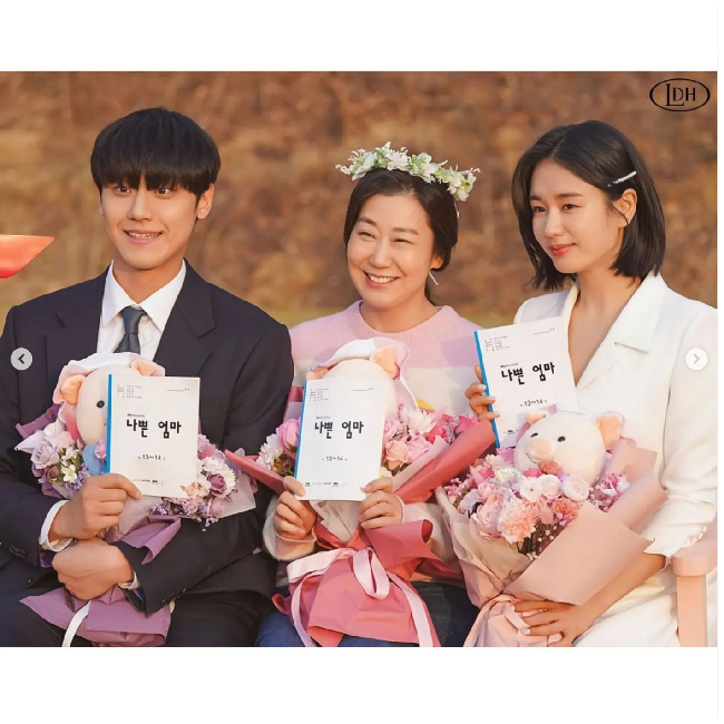 Pada episode 14 The Good Bad Mother, Kang Ho (diperankan Lee Do Hyun) yang ingatannya sudah kembali berhasil membalaskan dendamnya dan ibunya, menjebloskan orang-orang yang membunuh ayahnya ke penjara. Namun setelah itu, ibu Kang Ho, Jin Young-Soon, meninggal dunia karena kanker yang dideritanya. Foto: Dok. Instagram JTBC, Netflix