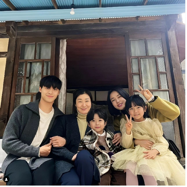 Drama Korea The Good Bad Mother tamat di episode 14 pada Kamis (8/6/2023) malam. Pada episode terakhir, Choi Kang Ho yang diperankan Lee Do Hyun melamar Lee Mi-Joo (pemain Ahn Eun Jin). Foto: Dok. Instagram JTBC, Netflix