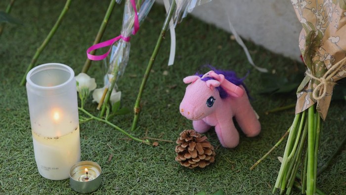 Lilin Hingga Bunga Duka Iringi Lokasi Serangan Pisau di Prancis Pada Kamis (8/6) terjadi insiden serangan pisau di sebuah taman di kota Annecy, Prancis. Kejadian tersebut melukai empat anak dan seorang dewasa.