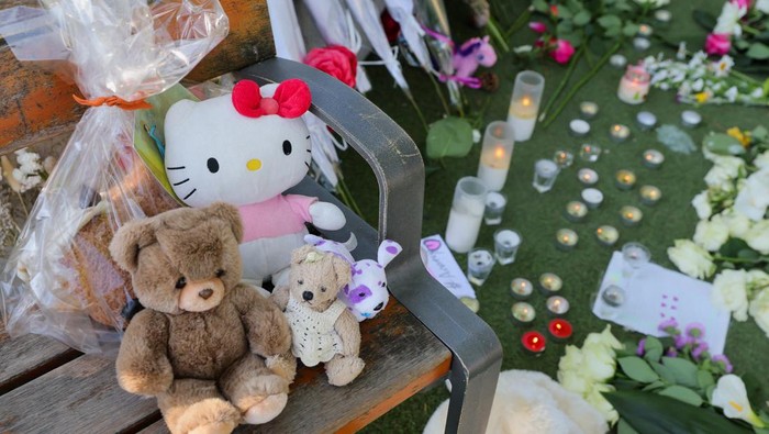 Lilin Hingga Bunga Duka Iringi Lokasi Serangan Pisau di Prancis Pada Kamis (8/6) terjadi insiden serangan pisau di sebuah taman di kota Annecy, Prancis. Kejadian tersebut melukai empat anak dan seorang dewasa.