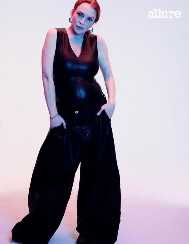 Lindsay Lohan jadi model sampul majalah Allure untuk edisi Juni 2023. Aktris yang sedang hamil besar itu berpose dengan memperlihatkan baby bump. Foto: Instagram/@allure @lindsaylohan
