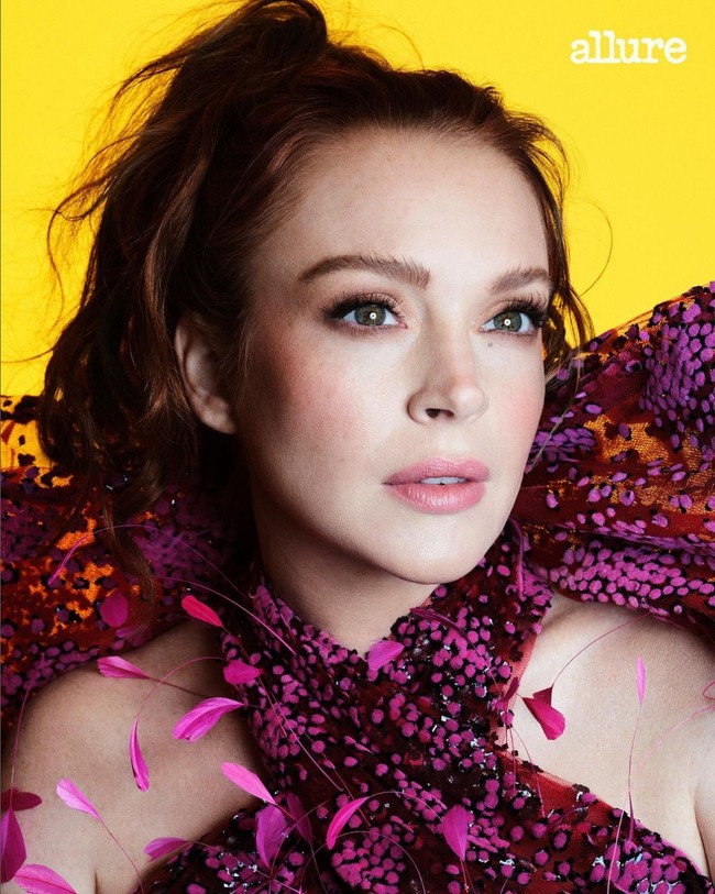 Tidak sedikit netizen yang salah fokus dengan kehamilannya. Mereka justru lebih menyoroti wajah Lindsay Lohan yang kian glowing dan awet muda. “The queen is glowing,” puji salah satu netizen. Foto: Instagram/@allure @lindsaylohan