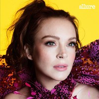 Tidak sedikit netizen yang salah fokus dengan kehamilannya. Mereka justru lebih menyoroti wajah Lindsay Lohan yang kian glowing dan awet muda. “The queen is glowing,” puji salah satu netizen. Foto: Instagram/@allure @lindsaylohan