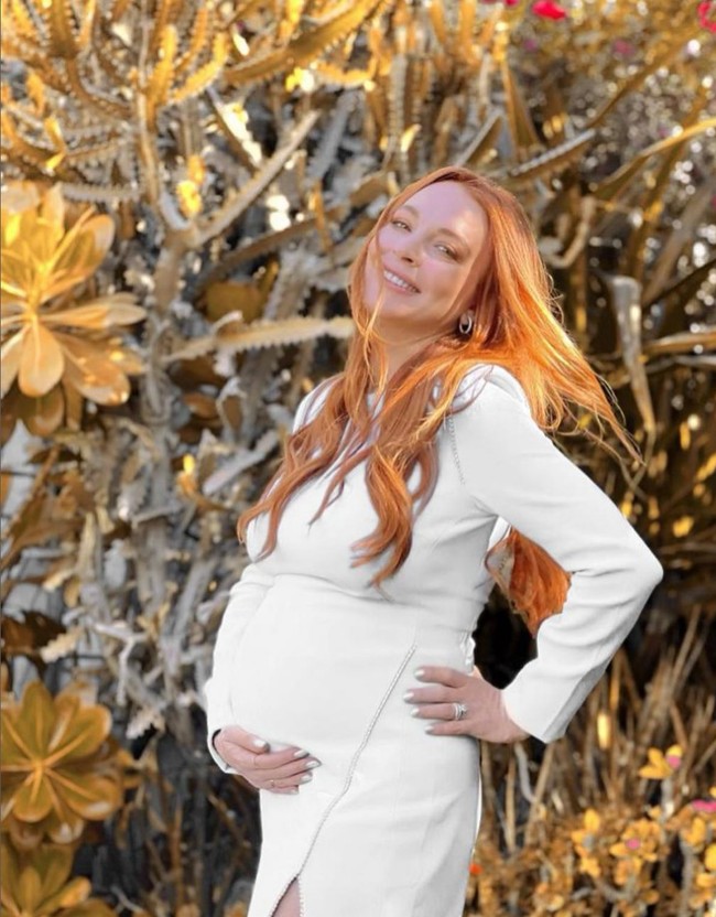 “Transformasinya menakjubkan. Aku sangat bangga padanya. Butuh banyak kekuatan untuk keluar dari kegelapan!” komentar netizen lainnya. Foto: Instagram/@allure @lindsaylohan