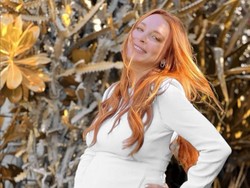 8 Potret Lindsay Lohan Pamer Baby Bump, Wajah Glowing Bikin Salfok