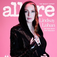 Wanita 36 tahun ini tampil dalam berbagai gaya busana. Salah satunya gaun bertudung dari koleksi Versace. Wajahnya cantik dipulas makeup bernuansa pink. Foto: Instagram/@allure @lindsaylohan