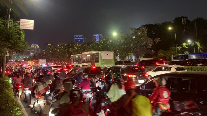 Macet di Jalan Gatot Subroto arah Cawang malam ini, Jumat (8/6/2023). Sejumlah pemotor nampak mematikan mesin kendaraan, dan sebagian menepi untuk beristrirahat dan menunggu kemacetan terurai.