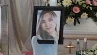 Orang tua Angeline syok anaknya sampai dibunuh oleh Roy. Mereka tak menyangka Roy setega sampai setega itu membunuh, memasukkan jasad Angeline ke koper, hingga membuangnya ke Pacet, Mojokerto. Foto: Deny Prastyo Utomo/detikJatim