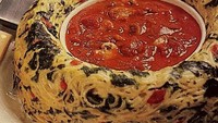 Memiliki bentuk yang berbeda, spaghetti ini tidak dimasak bersama sausnya. Resep pada buku Better Homes And Gardens 1988 menyajikan spaghetti dengan saus yang terpisah. Foto: Bored Panda