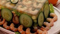 Sebuah buku resep Southern Living yang terbit tahun 1983 menghadirkan menu Shrimp Cucumber Aspic. Menu ini menyajikan agar-agar dengan isian udang dan timun. Foto: Bored Panda