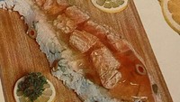 Pernah membayangkan sushi yang ditambahkan jelly? Resep pada tahun 1975 yang memadukan nasi, salmon dan jelly dinilai menjadi makanan menjijikkan. Foto: Bored Panda