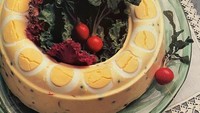 Tak seperti kue pada umumnya, Betty Crockers Smart Cook 1988 memiliki resep yang aneh. Kue dengan isian telur rebus utuh dipadukan dengan salad segar. Foto: Bored Panda