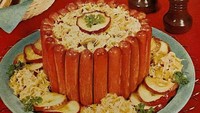 Tampak mirip kue ulang tahun, makanan ini terbuat dari tumpukan sosis dan bahan lainnya. Resepnya ada dalam buku bertajuk 34 Selected Recipes For Delicious Dishes And Dinners With Kraut. Foto: Bored Panda