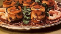 Mirip seperti jelly yang dicetak dalam cup, resep Shrimp In Aspic pada Grand Diplome Cooking Course Volume 8 edisi 1972 ini menjijikkan. Jelly diisi dengan potongan udang segar, berani mencicipinya? Foto: Bored Panda