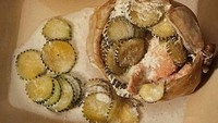 Pada 1995 ada buku berjudul Loving French Cuisine yang menghadirkan resep kuno asal Perancis. Salah satu menunya adalah olahan salmon yang dimasukkan ke dalam kantung perut babi. Foto: Bored Panda