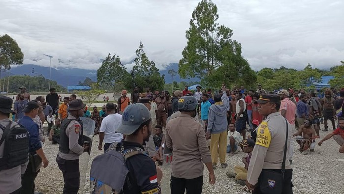 Kantor Dinas Pemberdayaan Masyarakat Kampung (DPMK) Kabupaten Mamberamo Tengah, Papua Pegunungan dirusak oleh warga setempat.