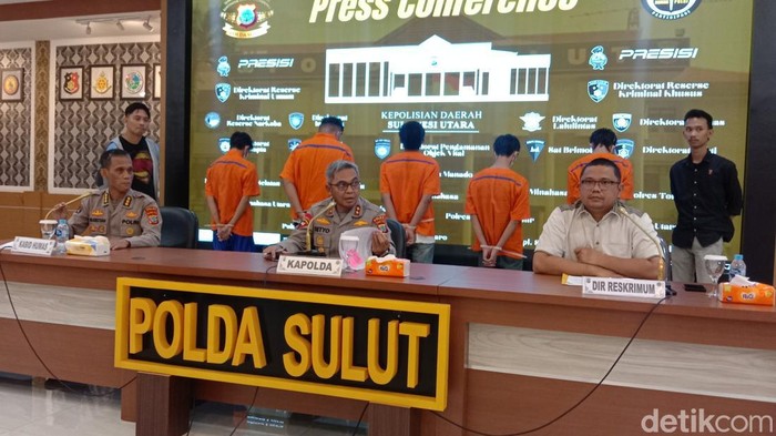 Kapolda Sulut Irjen Setyo Budiyanto saat menggelar konferensi pers yang di dampingi Kabid Humas Polda Sulut Kombes Iis Kristian serta Dirkrimumum Polda Sulut Kombes Gani Siahaan, di ruang Tri Brata, Jumat (9/6/2023).