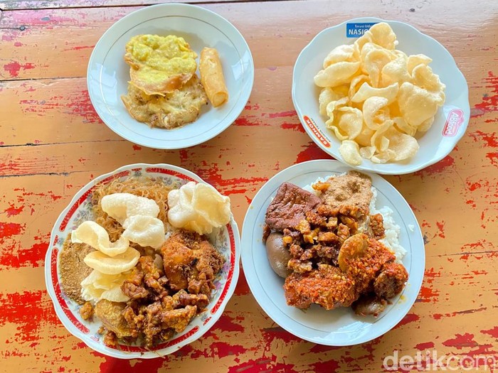 Mantul! Nasi Uduk Bang Dihul Kejaksaan dengan 21 Lauk yang Bikin Ngiler