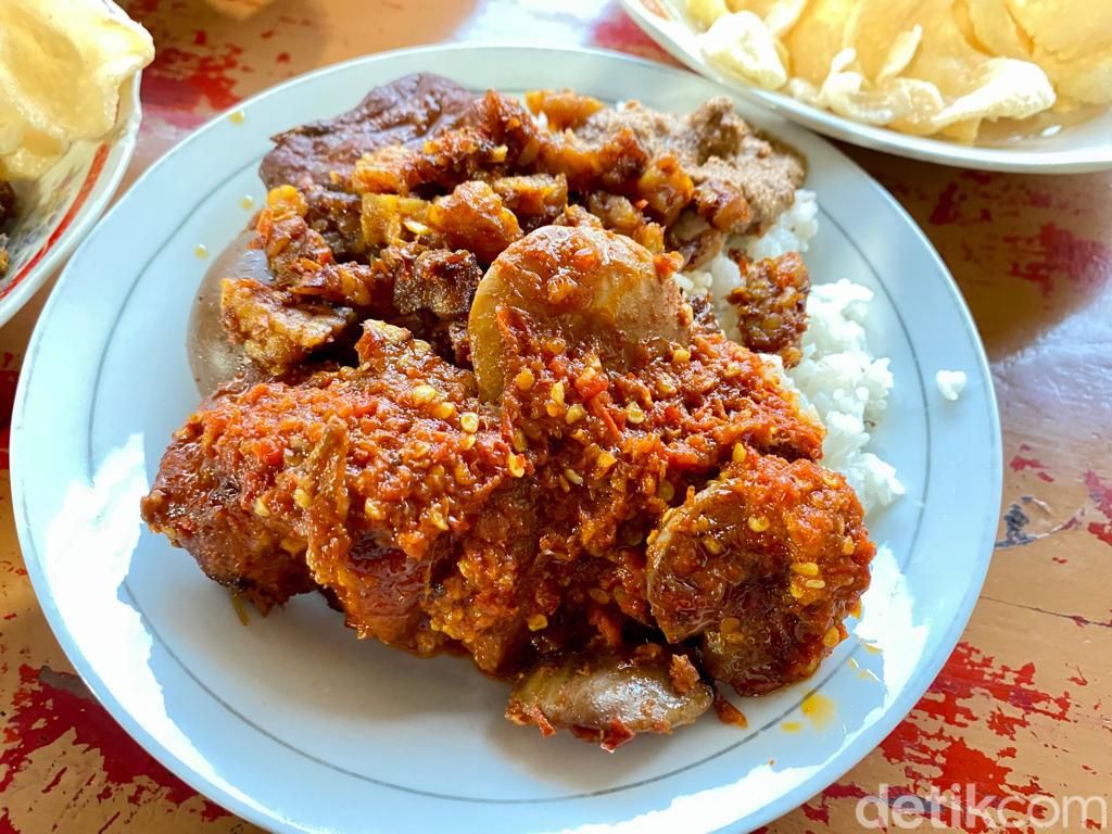 Mantul! Nasi Uduk Bang Dihul Kejaksaan dengan 21 Lauk yang Bikin Ngiler