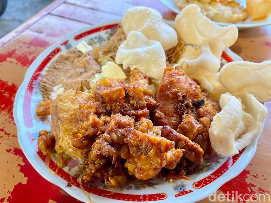 Mantul! Nasi Uduk Bang Dihul Kejaksaan dengan 21 Lauk yang Bikin Ngiler