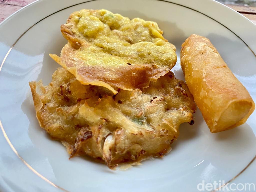 Mantul! Nasi Uduk Bang Dihul Kejaksaan dengan 21 Lauk yang Bikin Ngiler