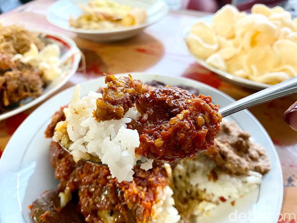 Mantul! Nasi Uduk Bang Dihul Kejaksaan dengan 21 Lauk yang Bikin Ngiler