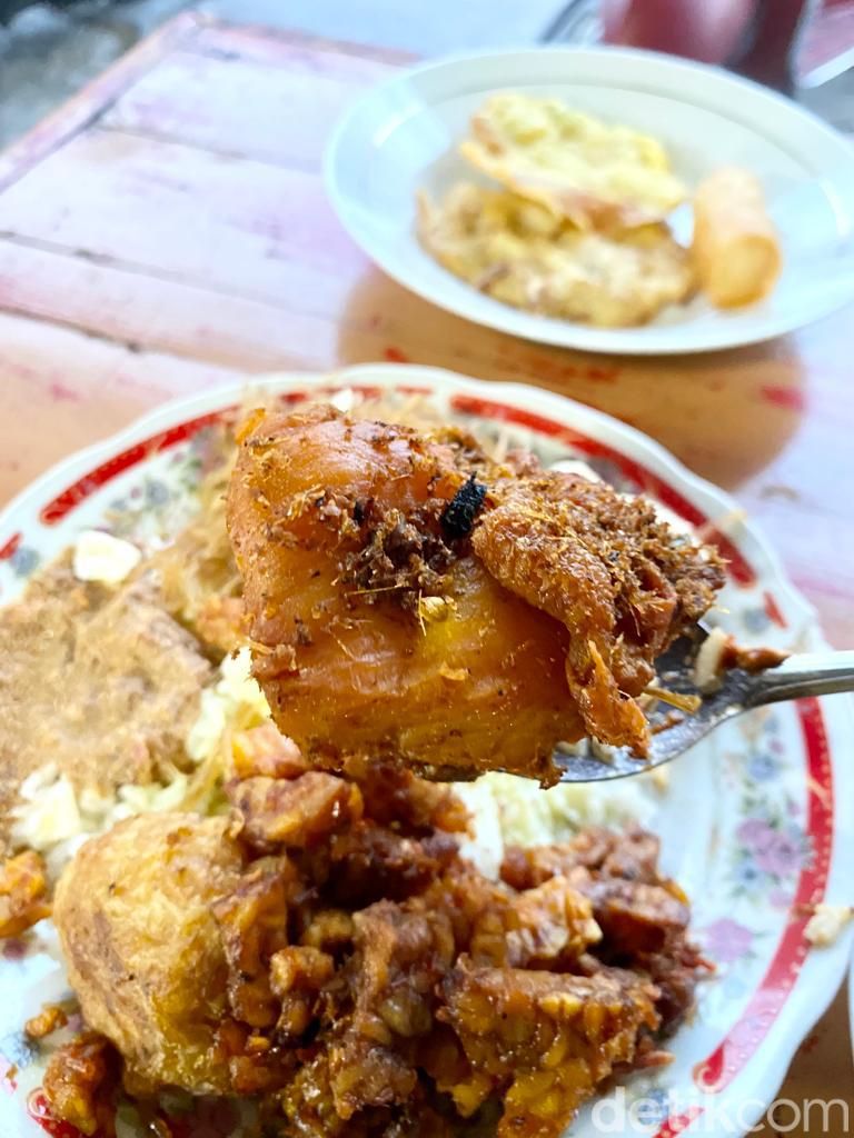 Mantul! Nasi Uduk Bang Dihul Kejaksaan dengan 21 Lauk yang Bikin Ngiler