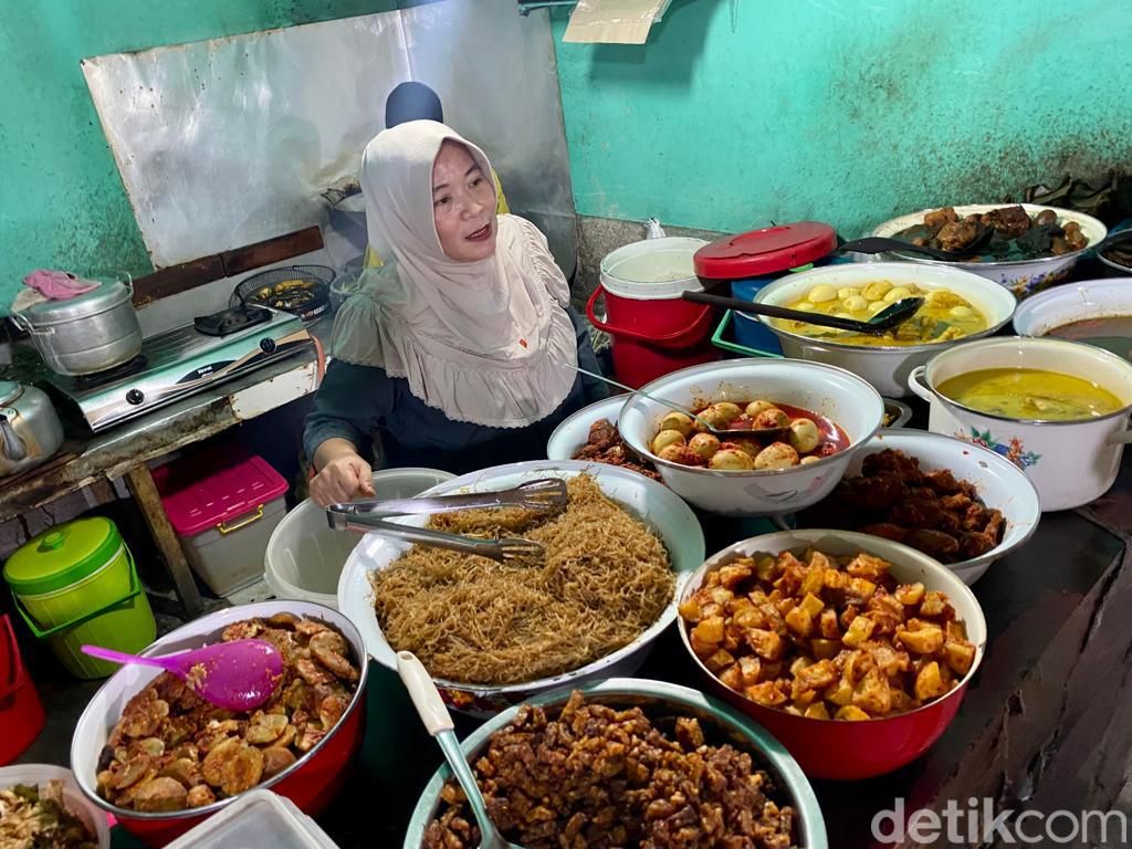 Mantul! Nasi Uduk Bang Dihul Kejaksaan dengan 21 Lauk yang Bikin Ngiler