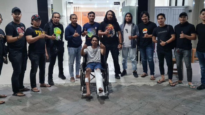 Karyawati berinisial SW (19) di Kabupaten Maros, Sulawesi Selatan (Sulsel) dibegal oleh tujuh orang pria. Salah satu pelaku bernama Andi Arfandi (19) ditangkap dan ditembak polisi.