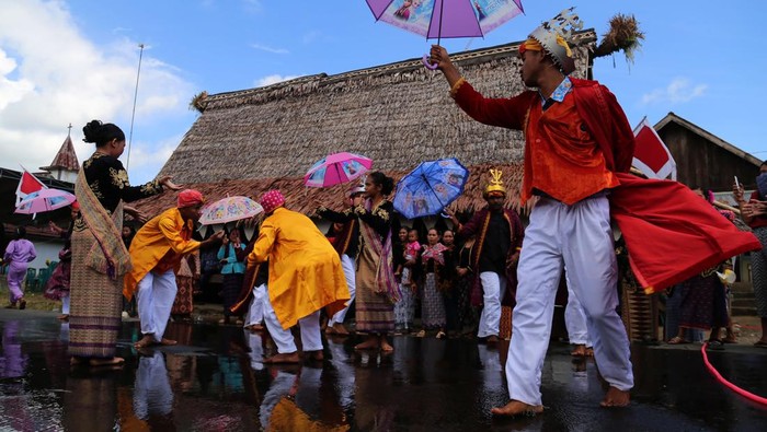 Melihat Ritual Orom Sasadu Suku Sahu di Maluku Utara Sejumlah warga suku Sahu menampilkan tarian Legu Salai saat menggelar upacara tradisi ritual adat Orom Sasadu atau makan bersama di Desa Ngaon Kabupaten Halmahera Barat, Maluku Utara, Jumat (9/6/2023). Tradisi dilakukan sebagai mengungkapkan rasa syukur atas hasil panen yang berlimpah tersebut sekaligus untuk memeriahkan Festival teluk Jailolo 2023. ANTARA FOTO/Andri Saputra/YU