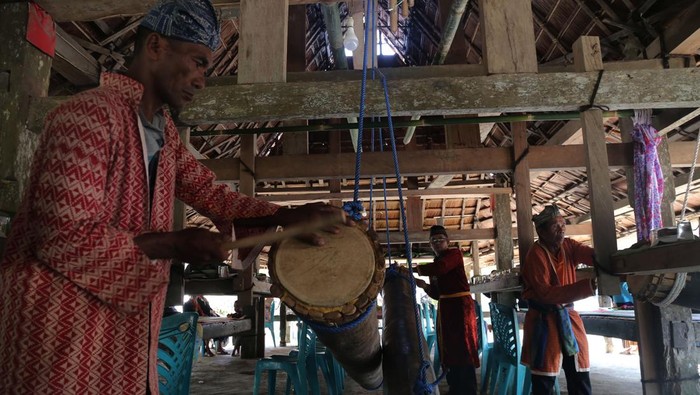 Sejumlah warga suku Sahu menampilkan tarian Legu Salai saat menggelar upacara tradisi ritual adat Orom Sasadu atau makan bersama di Desa Ngaon Kabupaten Halmahera Barat, Maluku Utara, Jumat (9/6/2023). Tradisi dilakukan sebagai mengungkapkan rasa syukur atas hasil panen yang berlimpah tersebut sekaligus untuk memeriahkan Festival teluk Jailolo 2023. ANTARA FOTO/Andri Saputra/YU