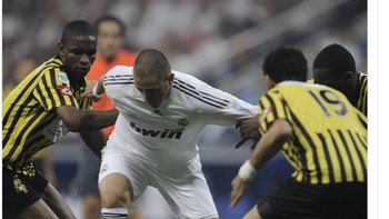 Kebetulan ternyata laga pertama Benzema di Real Madrid adalah pertandingan persahabatan dengan Al Ittihad di 2009. Foto: Twitter