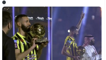 Karim Benzema ikut memamerkan piala Ballon dOr yang diraihnya ke suporter Al Ittihad. Foto: Twitter