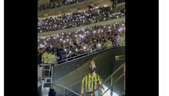 Momen Benzema memasuki lapangan di hadapan 60 ribu fans Al Ittihad. Foto: Twitter