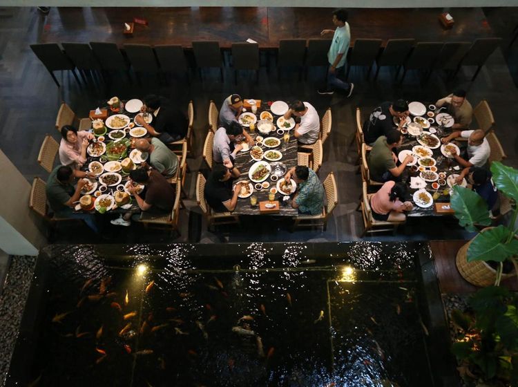 Mencicipi Aneka Hidangan Laut di Wiro Sableng Garden