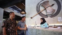 Pemilik Wiro Sableng Garden, Kasno (batik), Ikhsan (kaos abu) berbincang dengan karyawan restoran di gerainya, kawasan Kelapa Gading, Jakarta.  