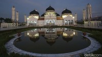 Masjid Agung Baiturrahman yang berada di Banda Aceh juga masuk dalam deretan masjid terbesar di Asia Tenggara. Masjid legendaris ini dibangun pada tahun 1881. Masjid ini dapat menampung hingga 30.000 jemaah. Ketika peristiwa tsunami terjadi, masjid Baiturrahman menjadi saksi bisu kekuasaan Allah SWT. Foto: Rifkianto Nugroho